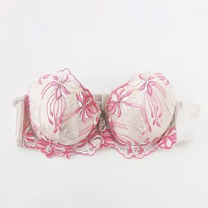 Vrouw met correcte houding dankzij juiste bh-maat, demonstreert gezondheidsvoordelen van passende lingerie