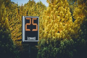 Home Led scherm met kleurrijke beelden op evenement toont hoe een digitaal display zichtbaarheid verhoogt