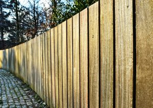 Home Houten schutting transformeert jouw tuin in een persoonlijke kunstgalerij met natuurlijke schoonheid en decoratieve elementen